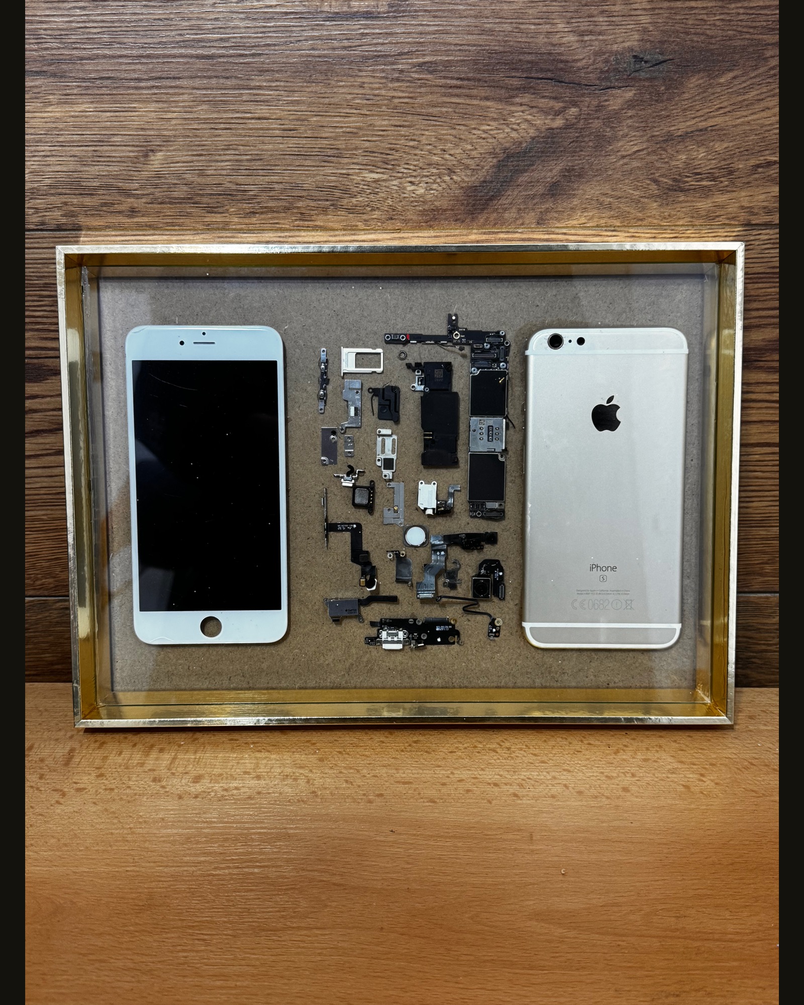 iPhone в разглобена рамка